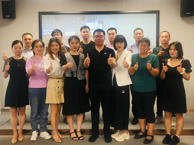 全体网销运营人员合影留念