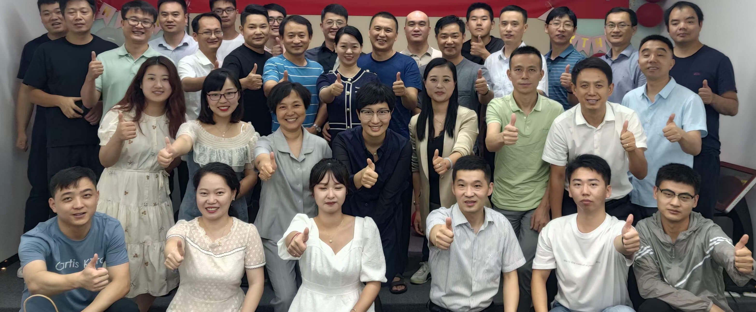雄峰起重全体运营人员合照